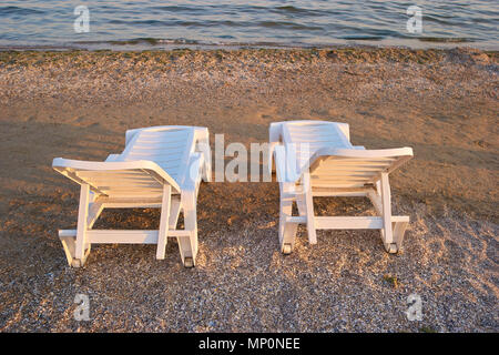 Zwei Liegen am Strand. Stockfoto