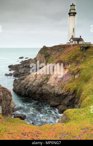 Bedecktem Himmel im Frühling am Pigeon Point Lighthouse. Stockfoto