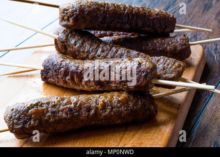 Balkan Cevapcici Kofta/Kofta mit Holzspieße. Traditionelle Speisen. Stockfoto