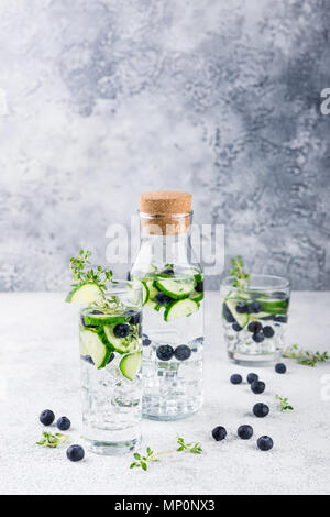 Detox infundiert aromatisiertes Wasser mit Blaubeere, Gurke und Thymian auf weißem Hintergrund. Erfrischende Sommer hausgemachten Cocktail Stockfoto