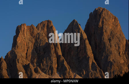 Der Mond und die Geisler Gruppe von Bergen, Teil der Dolomiten im Naturpark Puez-Geisler, Funes Provinz Bozen - Südtirol, Italien. Stockfoto