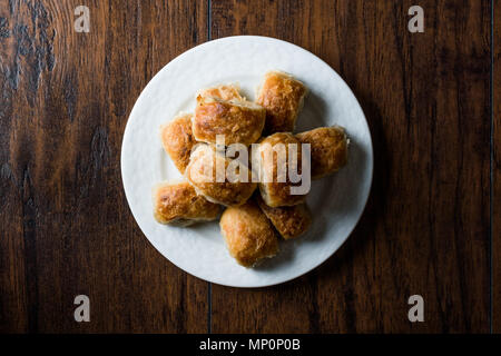 Bosnische Borek mit Hackfleisch/Bosnak Boregi. Traditionelle Speisen. Stockfoto