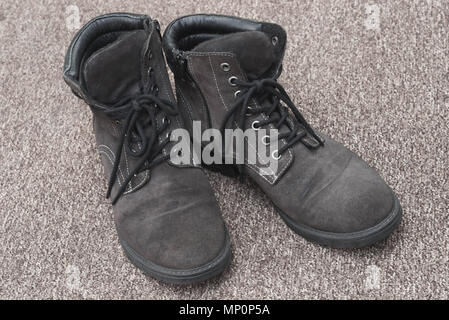 Alte verwitterte Wildleder Schuhe auf Matte closeup Stockfoto