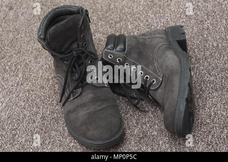 Alte verwitterte Wildleder Schuhe auf Matte closeup Stockfoto