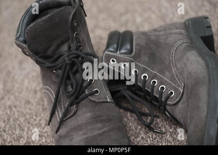 Alte verwitterte Wildleder Schuhe auf Matte closeup Stockfoto