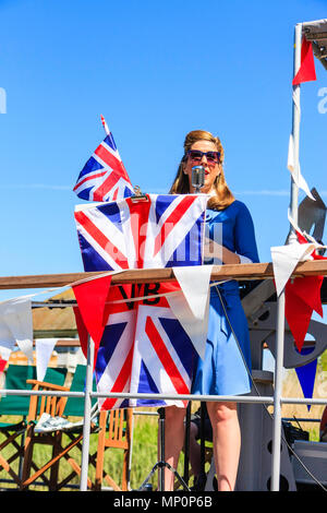 Gruß zu den 40er Jahren beliebte nostalgische Veranstaltung. Frau Sänger der Sieg der Kriegszeit Band, winken Union Jack und Singen auf dem Deck des P22 am Sandwich. Stockfoto