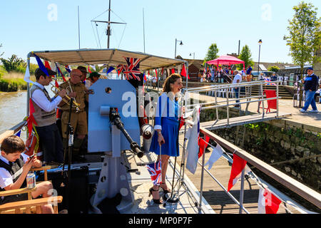 Gruß zu den 40er Jahren beliebte nostalgische Veranstaltung. Der Sieg der Kriegszeit Band auf dem Boot Deck, mit erwachsenen Frau singen und winkte Union Jack Flagge. Stockfoto