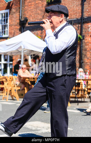 Gruß zu den 40er Jahren beliebte nostalgische Veranstaltung in England. Die Menschen gekleidet im Jahre 1940 das Kostüm tanzen im Sandwich Town Square. Stockfoto