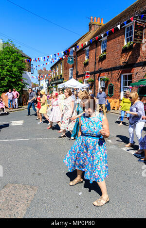 Gruß zu den 40er Jahren beliebte nostalgische Veranstaltung in England. Die Menschen gekleidet im Jahre 1940 das Kostüm tanzen im Sandwich Town Square. Stockfoto