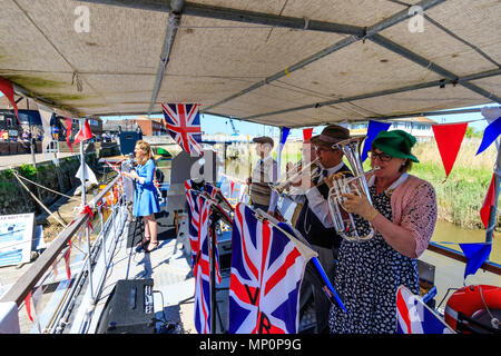 Gruß zu den 40er Jahren beliebte nostalgische Veranstaltung in England. Der Sieg der Kriegszeit Band und Frau Sänger, die auf dem Deck des Bootes mit Union Jack Fahnen. Stockfoto