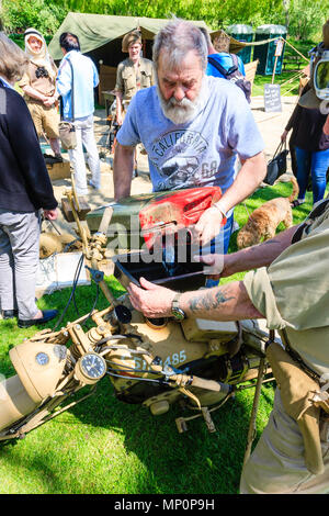 Gruß zu den 40 die beliebte Veranstaltung in Sandwich, Kent. Weltkrieg zwei britische Armee bike refulled durch 8. Armee Kapitän reenactor und einer anderen Person. Stockfoto