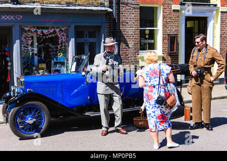 Gruß zu den 40er Jahren beliebte Veranstaltung am Sandwich in Kent. Mann reenactor gekleidet als Fotojournalist mit Graflex Speed Kamera. Stockfoto