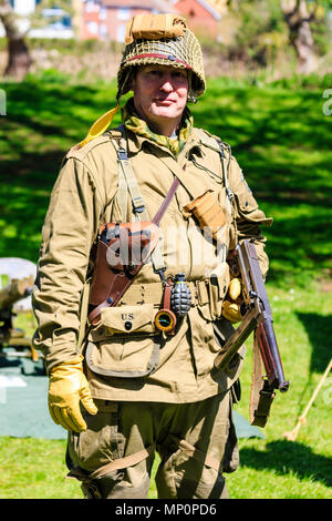 Gruß zu den 40er Jahren beliebte Veranstaltung am Sandwich in Kent. Weltkrieg zwei amerikanische Soldaten stehen in voller Kampf Kit. Stockfoto