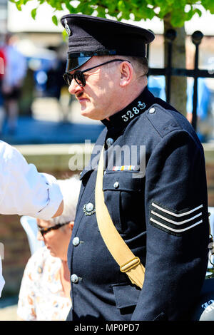 Gruß zu den 40er Jahren beliebte Veranstaltung am Sandwich in Kent. Mann reenactor in Kriegszeiten Polizei Uniform. Von der Seite. Stockfoto