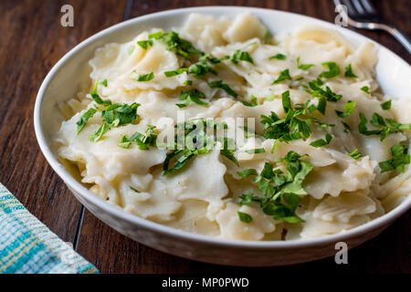 Hausgemachte italienische Plain Ravioli mit Petersilie. Traditionelle Speisen. Stockfoto