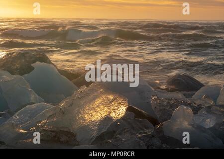 Sonnenlicht durch Eis an einem Strand im Süden Islands Stockfoto