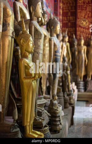 In der Nähe von vielen alten und Gold in der Grabkapelle der Wat Xieng Thong Tempel in Luang Prabang, Laos farbige Buddha Statuen. Stockfoto