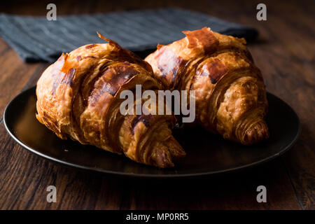 Frisch gebackene Croissants auf Holz- Oberfläche. Bäckerei Konzept. Stockfoto