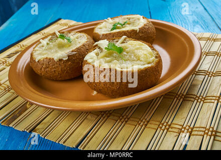 Zwiebelsuppe Brot Schalen, französische Zwiebelsuppe in das Brot Schalen. Stockfoto