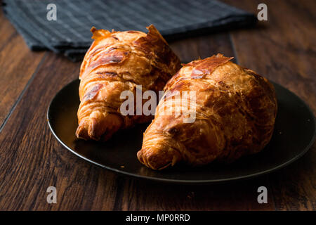 Frisch gebackene Croissants auf Holz- Oberfläche. Bäckerei Konzept. Stockfoto