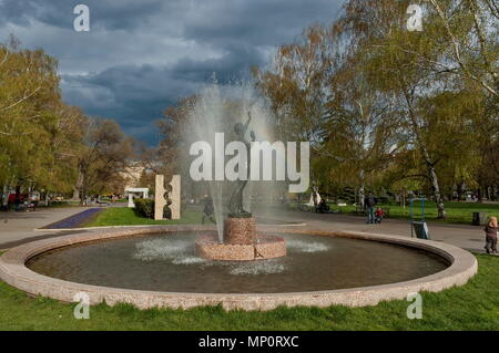 Blick auf viele Brunnen mit verschiedenen Programm und der Regenbogen im öffentlichen Zaimov oder Oborishte Park der Stadt Sofia, Bulgarien, Europa Stockfoto