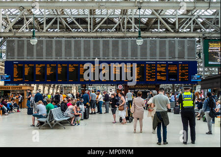 Passagiere warten auf Züge vor der Anzeigetafel in der bahnhofshalle Hauptbahnhof Glasgow, Glasgow, Schottland, Großbritannien Stockfoto