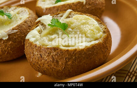 Zwiebelsuppe Brot Schalen, französische Zwiebelsuppe in das Brot Schalen. Stockfoto