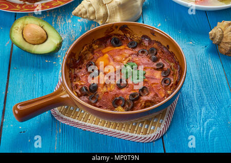 Hot Mexican Food Chilaquiles Mit Huhn Nahaufnahme Auf Einem Teller Auf Den Tisch Horizontale Stockfotografie Alamy