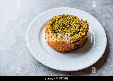 Türkische Konya Dessert Sac Arasi mit Pistazien Pulver/Kunefe Kadayif oder Katmer. Traditionelle Dessert. Stockfoto