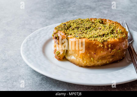 Türkische Konya Dessert Sac Arasi mit Pistazien Pulver/Kunefe Kadayif oder Katmer. Traditionelle Dessert. Stockfoto