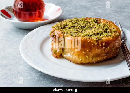 Türkische Konya Dessert Sac Arasi mit Pistazien Pulver/Kunefe Kadayif oder Katmer. Traditionelle Dessert. Stockfoto