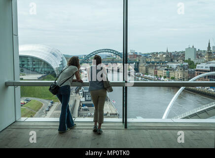 Die Menschen die Sehenswürdigkeiten der Kai in Gateshead und Newcastle in England, UK aus dem Sichtfenster im Baltic Centre Stockfoto