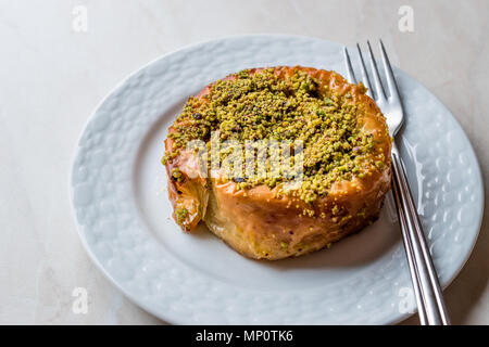 Türkische Konya Dessert Sac Arasi mit Pistazien Pulver/Kunefe Kadayif oder Katmer. Traditionelle Dessert. Stockfoto