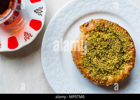 Türkische Konya Dessert Sac Arasi mit Pistazien Pulver/Kunefe Kadayif oder Katmer. Traditionelle Dessert. Stockfoto