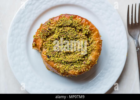 Türkische Konya Dessert Sac Arasi mit Pistazien Pulver/Kunefe Kadayif oder Katmer. Traditionelle Dessert. Stockfoto