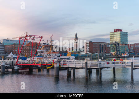 Blick auf die Stadt Kiel mit dem Ende der Kieler Förde, die Hörn, und die Klappe Brücke über den Hörn, Kiel, Schleswig-Holstein, Deutschland Stockfoto