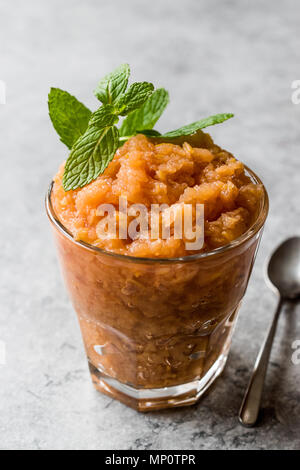 Hausgemachte italienische Mandarin Granita Eis mit Minze. Ökologische Lebensmittel. Stockfoto