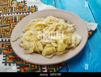 Haluski Pan-Fried Kohl und Nudeln, weiche Nudeln oder Knödel in den Mittel- und Osteuropäischen Küche gekocht. Stockfoto