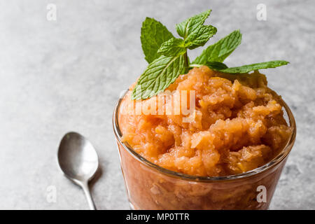 Hausgemachte italienische Mandarin Granita Eis mit Minze. Ökologische Lebensmittel. Stockfoto