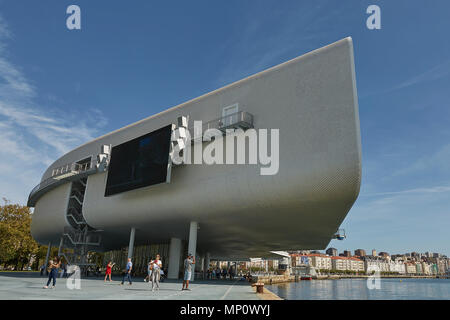 SANTANDER, SPANIEN - 29. SEPTEMBER 2017: Centro Botin oder Botin Center wurde vom italienischen Architekten Renzo Piano entworfen und es ist kulturelle Einrichtung Gebäude Stockfoto