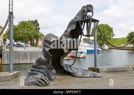 KLAIPEDA, LITAUEN - Juli 05, 2017: Der schwarze Geist bronziert Skulptur (von Svajunas Jurkus und Sergejus Plotnikovas ausgelegt). Dänen river Quay. Klaip Stockfoto