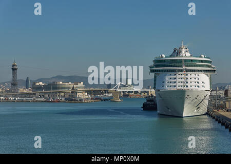 BARCELONA, SPANIEN - 10. OKTOBER 2017: Stadt Barcelona und Kreuzfahrtschiff Andocken in Hafen von Barcelona in Spanien. Stockfoto