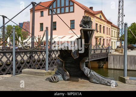 KLAIPEDA, LITAUEN - Juli 05, 2017: Der schwarze Geist bronziert Skulptur (von Svajunas Jurkus und Sergejus Plotnikovas ausgelegt). Dänen river Quay. Klaip Stockfoto