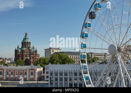 HELSINKI, Finnland - 10 JULI 2017: Riesenrad und Uspenski Kathedrale, eine Orthodoxe Kathedrale in Helsinki, Finnland. Stockfoto