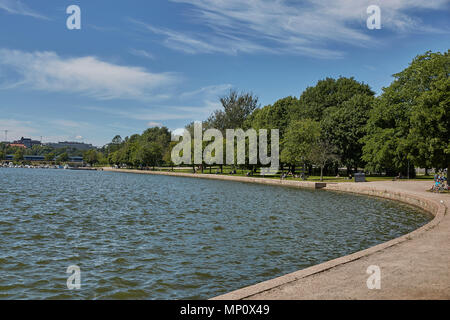 HELSINKI, Finnland - 10 JULI 2017: Leute, Entspannen und Genießen ein sonniger Tag am Elaintarhanlahti Bucht in Helsinki, Finnland. Stockfoto