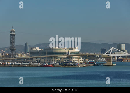 BARCELONA, SPANIEN - 10. OKTOBER 2017: Hafen mit Containern und import export in Barcelona Spanien. Stockfoto