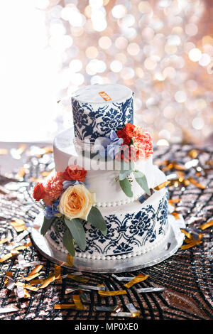 Hochzeit oder Geburtstag Kuchen mit Blumen. Süße Torte auf Bankett im Restaurant. Stockfoto