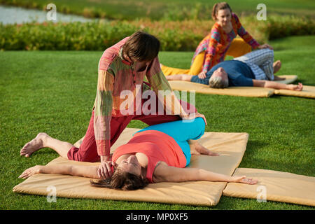 Gruppe von alten Menschen recieving Massage. Stockfoto