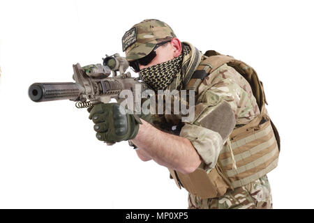 Private Auftragnehmer mit Karabiner M4 isoliert auf weißem Stockfoto