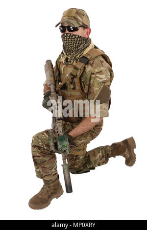 Private Auftragnehmer mit Karabiner M4 isoliert auf weißem Stockfoto